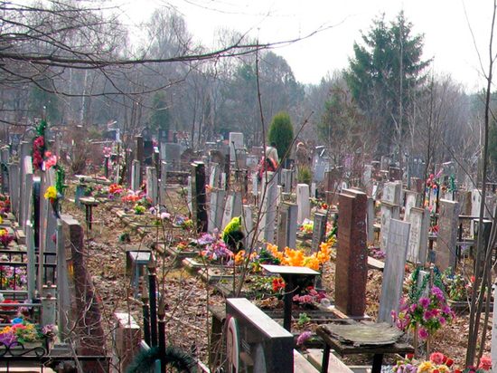 Жители Серпухова установили одну могилу над другой