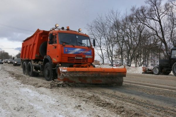 Более 480 единиц спецтехники вышли расчищать дороги от снега в Подмосковье