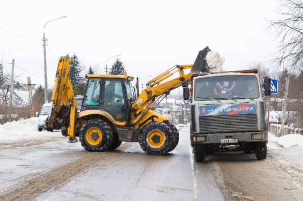 Свыше 500 единиц спецтехники очищали региональные дороги Подмосковья от снега ночью