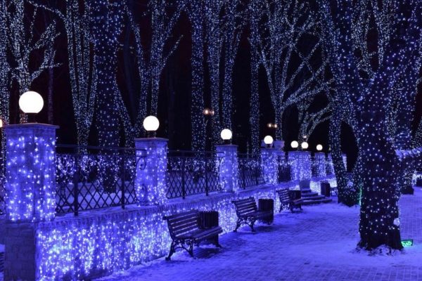 Почти 50 тыс. новогодних огней украсят скверы и парки в Химках
