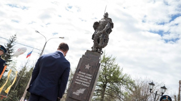 Глава Солнечногорска Владимир Слепцов возложил цветы к памятникам Воинской Славы