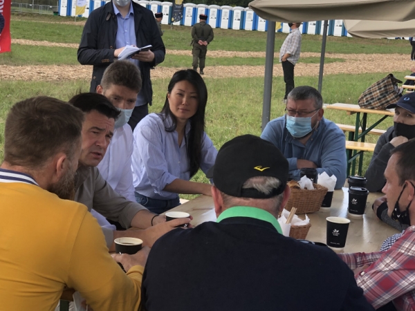 Губернатор Подмосковья обсудил с фермерами на сырном фестивали меры господдержки
