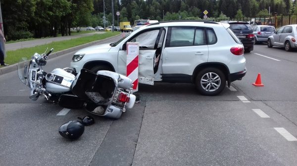 Мотоциклист столкнулся с автомобилем около технопарка «Элма»