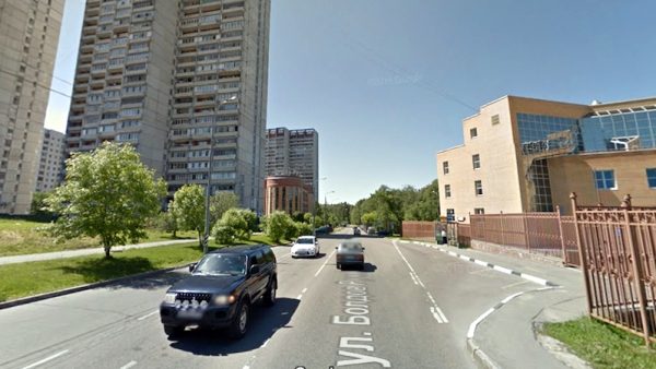 В Зеленограде девушка нарушила ПДД для пешеходов и попала под машину