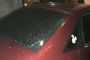 Отлетевший с «Флейты» кусок бетона пробил стекло автомобиля