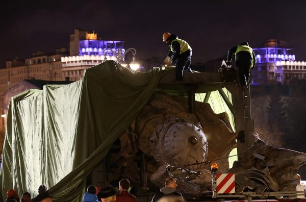 Монтаж памятника князю Владимиру начинается на Боровицкой площади в Москве