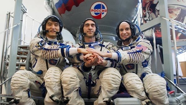 Вернувшийся на Землю экипаж МКС начали эвакуировать из спускаемой капсулы 