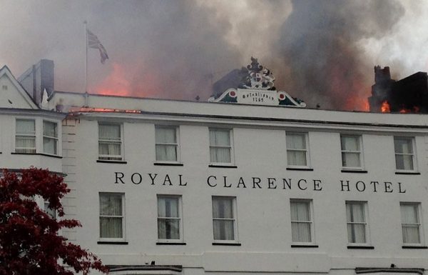 Самый старый отель в Англии уничтожен пожаром