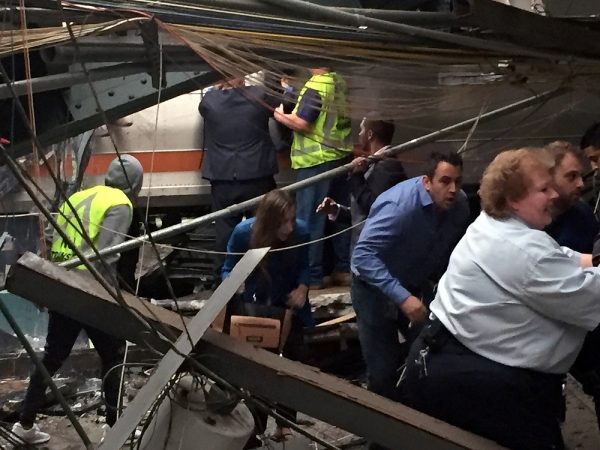 Власти подтверждают гибель одного человека при крушении поезда в Нью-Джерси