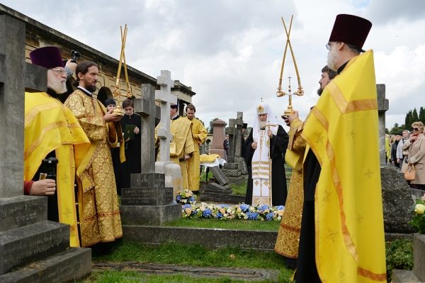 Патриарх Кирилл освятил надгробие митрополита Сурожского Антония в Лондоне