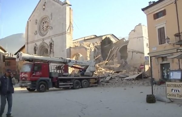 Десятки человек ранены в результате землетрясения в Италии
