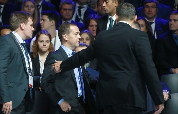 Медведева эвакуировали из зала форума в Сколкове