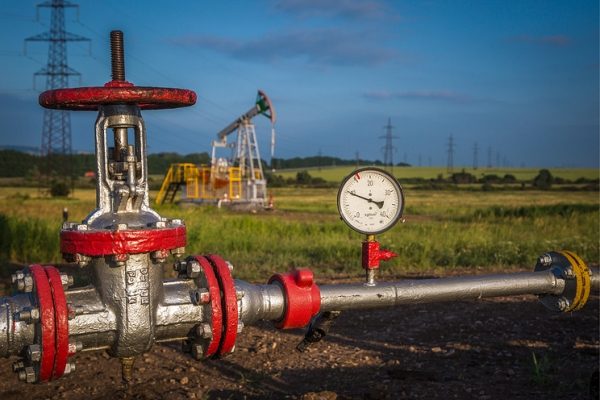 Новак: РФ и ОПЕК прорабатывают варианты по стабилизации объемов добычи нефти