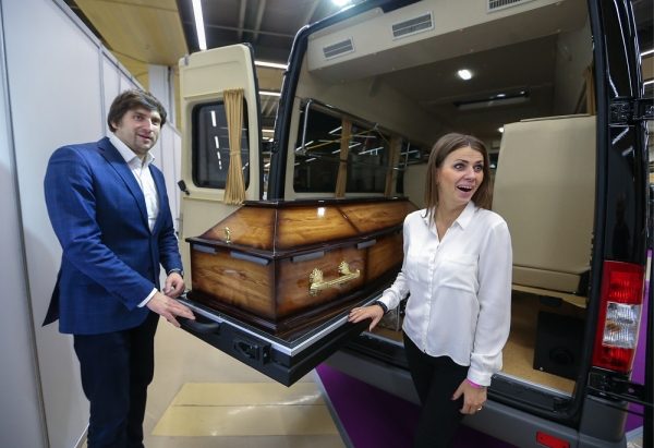 Смерть им к лицу: как прошла похоронная выставка "Некрополь"