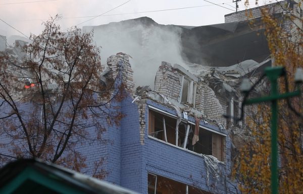 Верхний этаж жилого дома в Рязани полностью разрушен после взрыва
