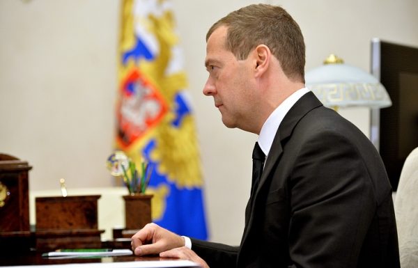 Медведев поручил подготовить предложения по использованию технологии электронной подписи