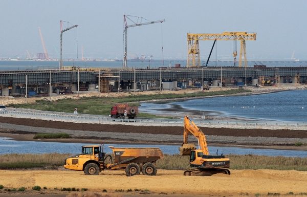 Строители установили первую плиту проезжей части Керченского моста