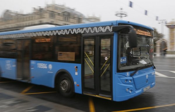 В Москве ехавший задним ходом автобус задавил женщину на остановке