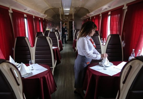 Оформленный в честь столетия Транссиба поезд отправился из Москвы во Владивосток