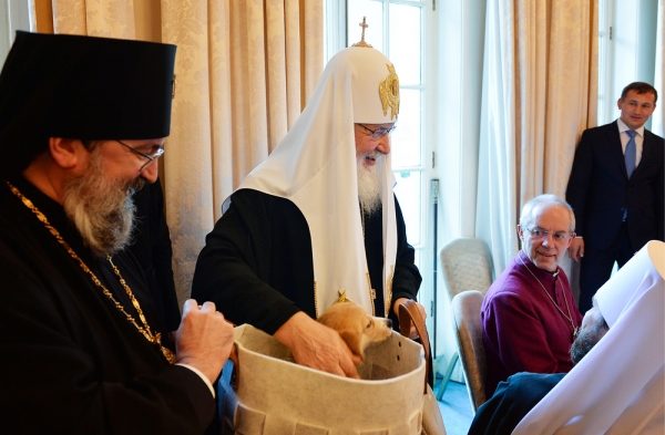 Патриарх Кирилл привезет из Лондона в Москву подаренного ему щенка корги