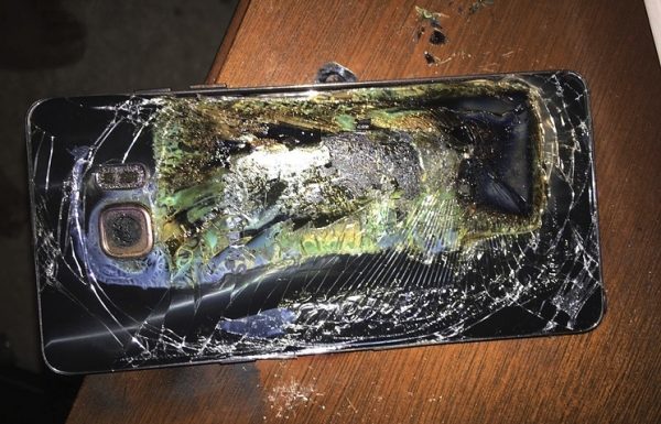 СМИ: Samsung потребовала от YouTube удалить видео, где смартфон заменяет бомбу