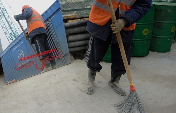 Волгоградские дворники использовали российский флаг как мешок для мусора