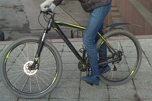 Вор украл дорогостоящий велосипед на площади Юности