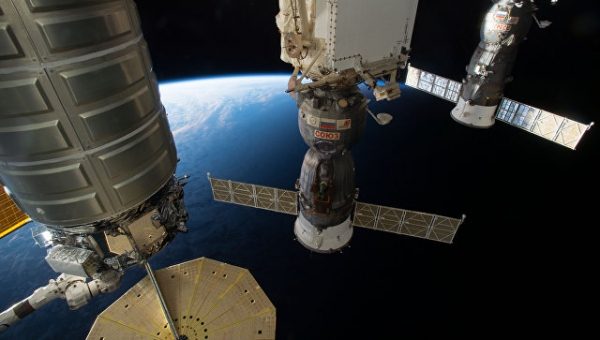 Возвращающийся на землю экипаж МКС попрощался с остающимися на орбите 