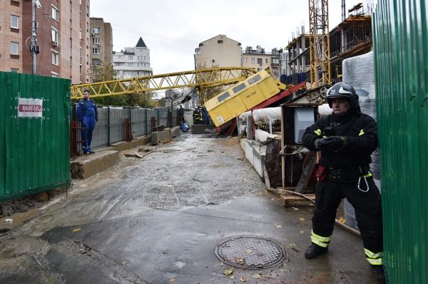 Строительный кран упал на новостройку в центре Москвы