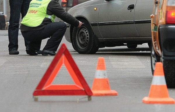 На востоке Москвы на переходе грузовик сбил женщину с двумя детьми