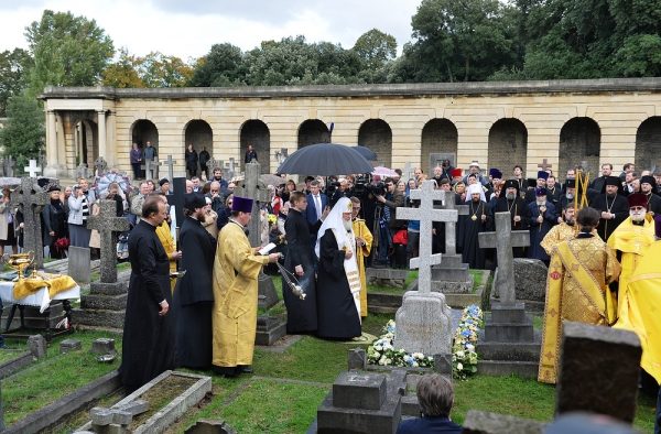 Патриарх Кирилл освятил надгробие митрополита Сурожского Антония в Лондоне