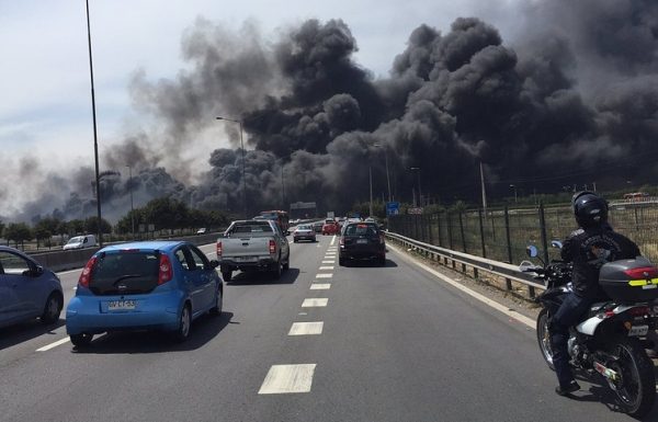 Вблизи аэропорта чилийской столицы вспыхнул мощный пожар
