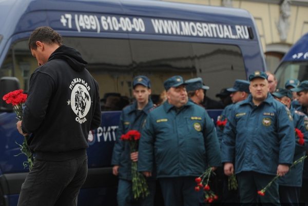 В Москве прощаются с погибшими на Амурской улице пожарными