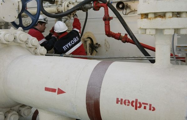 "Лукойл" согласился расторгнуть соглашения на поставку нефти на НПЗ "Башнефти" с 1 ноября