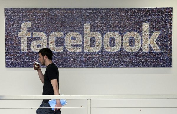 Facebook попросили объяснить политику удаления контента