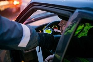 Лишенный прав пьяный водитель задержан в 14 микрорайоне