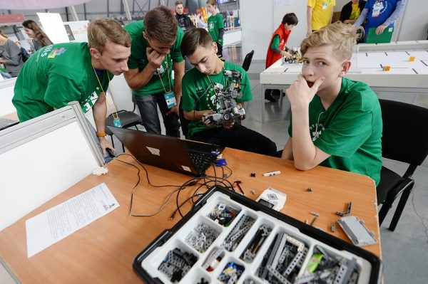 Робот-баскетболист и 3D-мода: в Екатеринбурге прошел Worldskills Hi-Tech-2016
