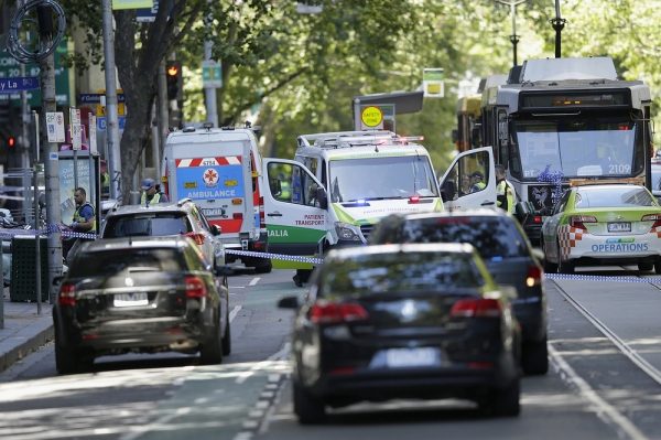 9News Melbourne: автомобиль протаранил толпу в Мельбурне, его водитель открыл стрельбу