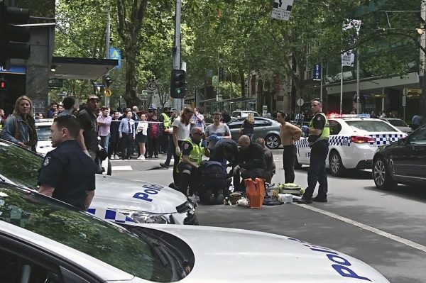 9News Melbourne: автомобиль протаранил толпу в Мельбурне, его водитель открыл стрельбу