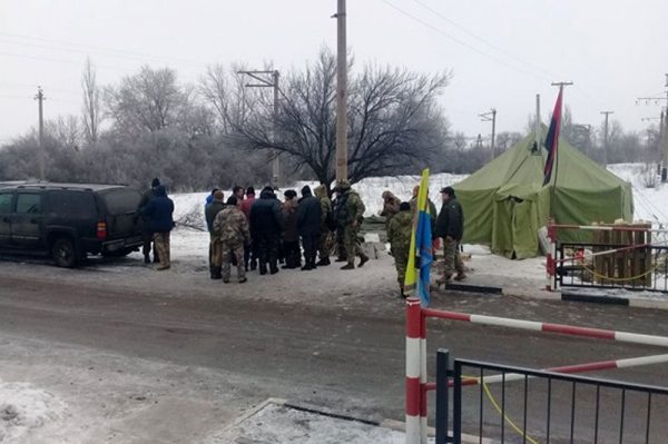Радикалы перекрыли трассы Донбасса