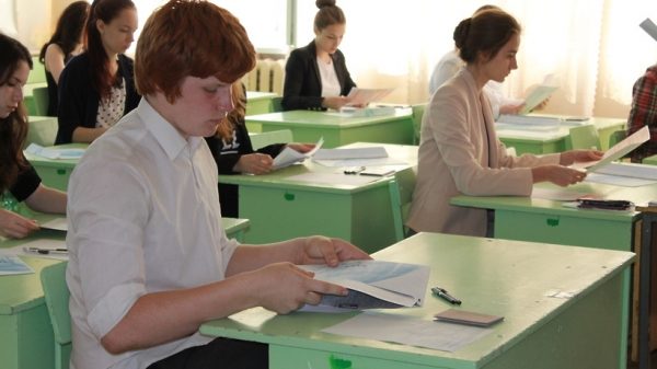 Количество обучающихся во вторую смену школьников в Коломенском районе составляет 2,3%