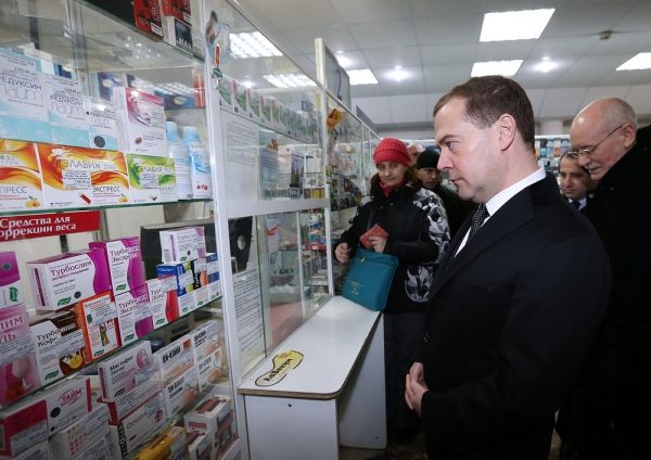 Медведев изучил цены в уфимской аптеке и пообщался с покупателями