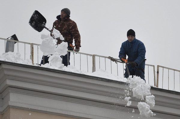 СКР проводит проверку по сообщению о падении снега с крыши на женщину и ребенка в Сергиевом Посаде