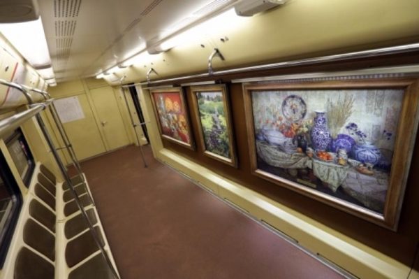 Весенний поезд с пейзажами и натюрмортами запустили в столичном метро 