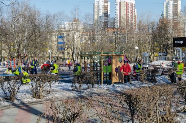 Вся коммунальная рать: воду с детской площадки в Химках откачивали 11 человек