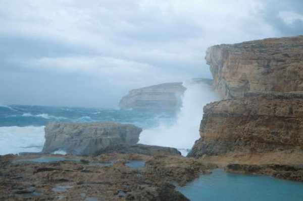 На Мальте в море упала скала «Лазурное окно»