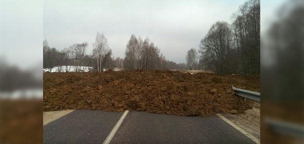 
			
												
				Горы грязи и песка перегородили дорогу в Солнечногорском районе