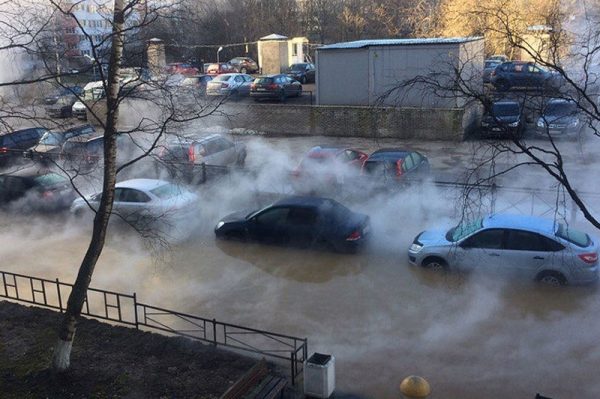 В Питере кипящая вода залила припаркованные автомобили