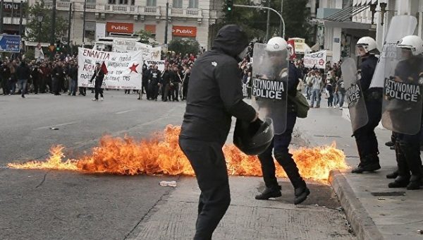 Анархисты устроили провокацию на митинге в центре Афин, сообщили в СМИ