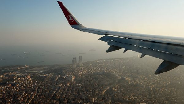 Молния ударила в самолет, летевший из Стамбула в Казань